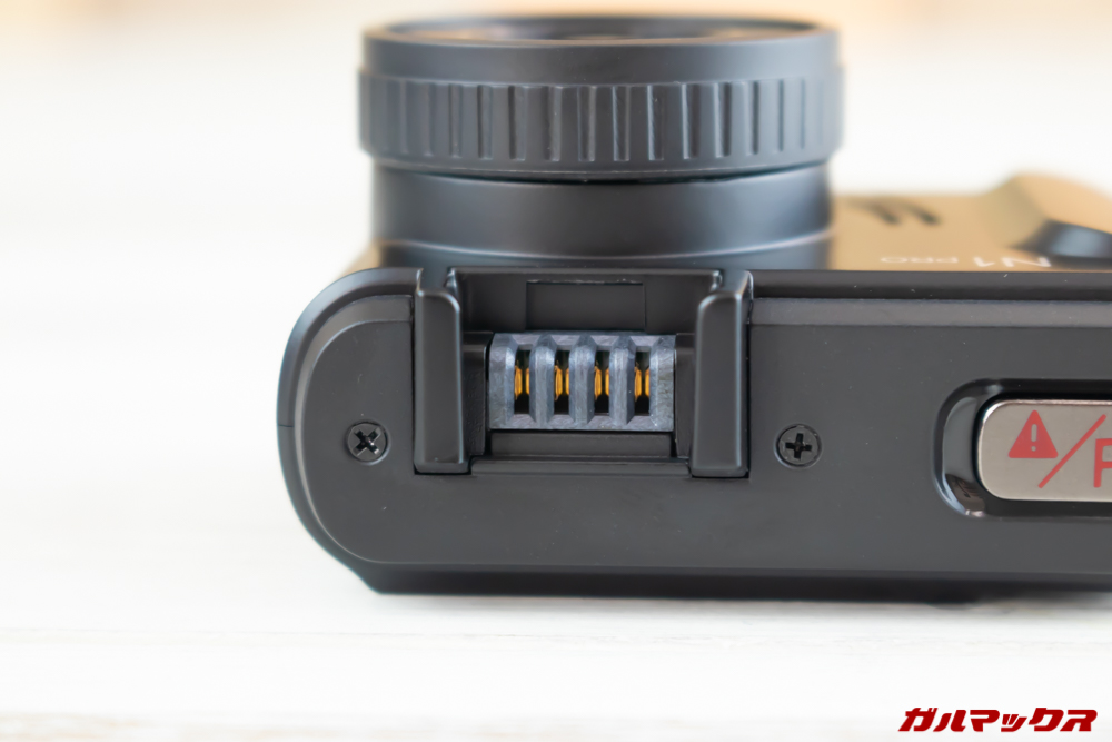 VANTRUE N1 Proは専用の充電端子を備えます。