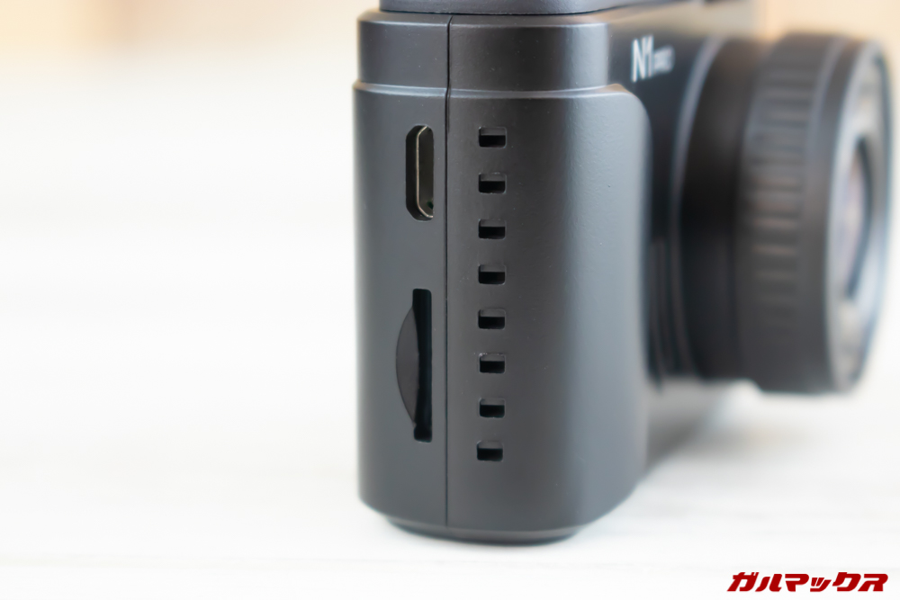 VANTRUE N1 Proの本体右側面にはMicroSDスロットとMicroUSB端子を搭載。