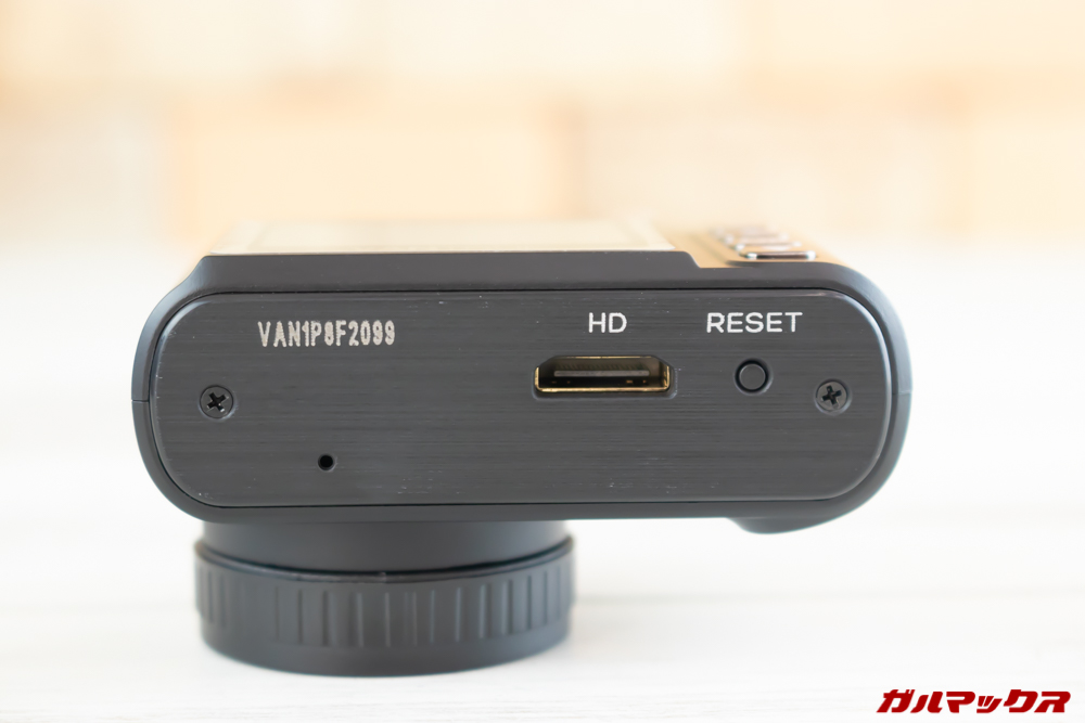 VANTRUE N1 Proの本体下部はMiniHDMI端子とリセットボタン。底面だけヘアライン加工が施されております。