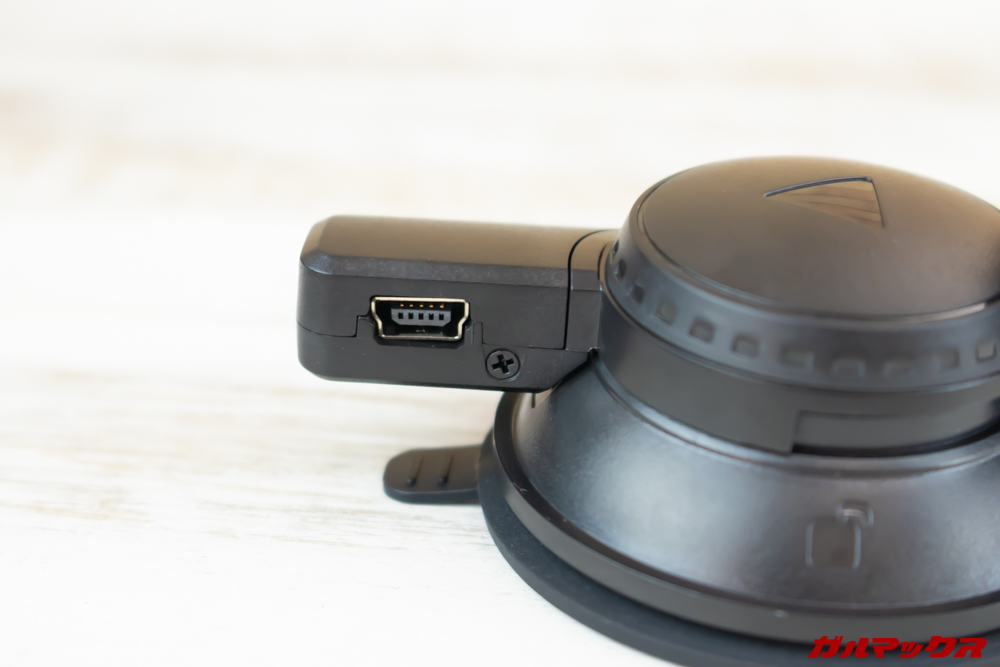 VANTRUE N1 Proのマウントには電源端子が備わっている。