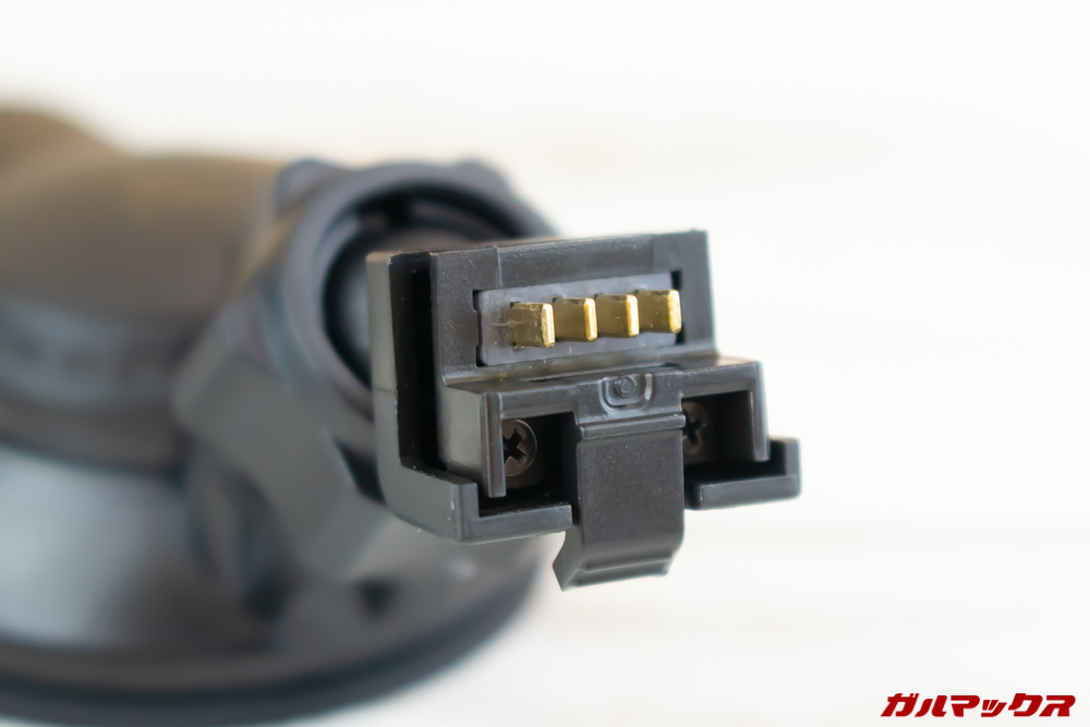 VANTRUE N1 Proのマウントは本体との接続部分に電源供給用の端子が備わっている。