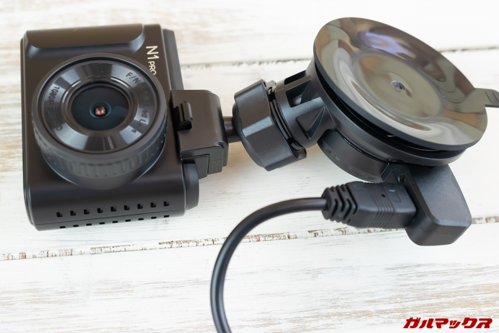 VANTRUE N1 Proはマウントに電源ケーブルを挿すので本体iを共有する時も本体のみ取り外せばOKでケーブルの抜き差しが必要有りません。