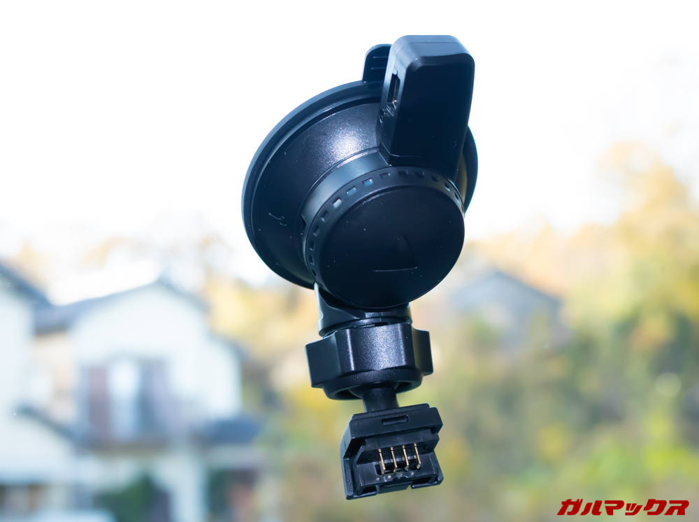 VANTRUE N1 Proのマウントのレバーを起こすと吸盤が引っ込んで吸着します。