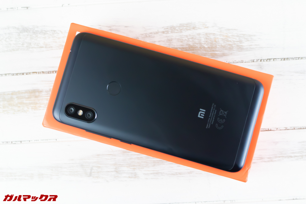 Xiaomi Redmi Note 6 Proは艶消しブラックの背面パネルを搭載しています。