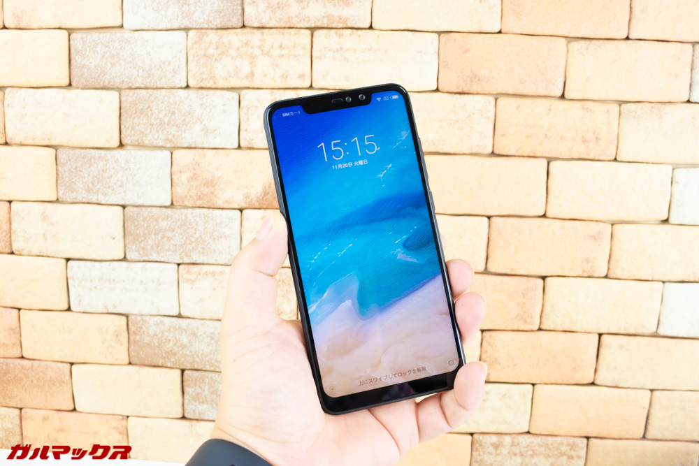 Xiaomi Redmi Note 6 Proのディスプレイは縦長なので6インチ以上の大型ディスプレイでも持ち心地は5.2〜5.5型クラスと同等です。