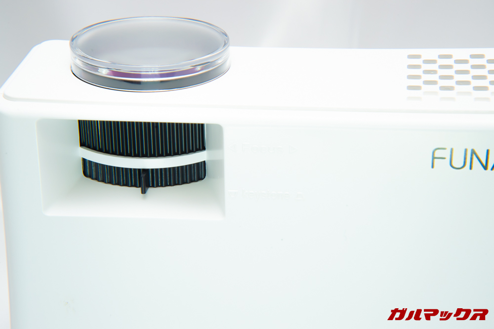 FUNAVO RD815はフォーカスと台形補正機能が備わっています。