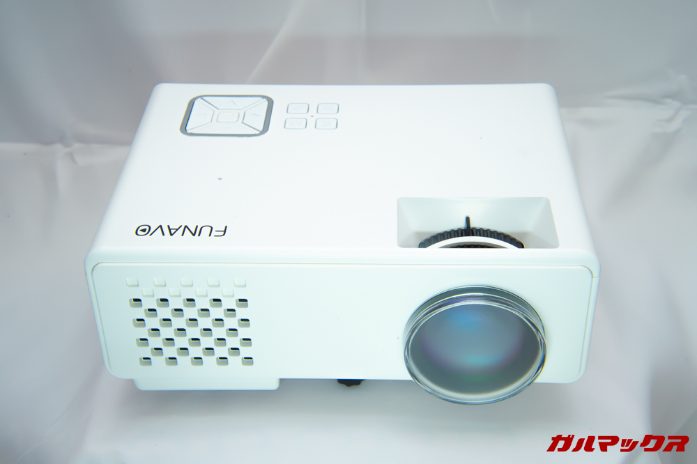 FUNAVO RD815の本体は真っ白なカラー。