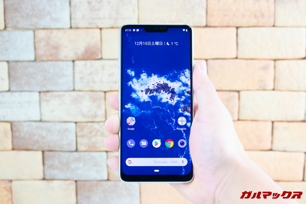 Android One X5の筐体は案外コンパクト。従来の5インチほどのサイズとなっています。