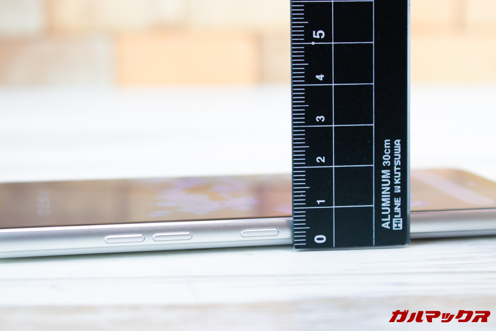 Android One X5の厚みも8ミリ以下でラウンドフォルムにより持ちやすさに貢献しています。