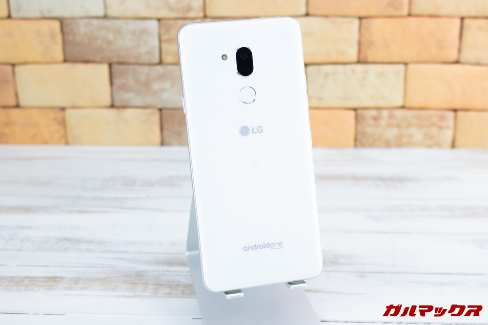 Android One X5の背面は指紋の付着が目立たないマットな仕上げとなっていました。