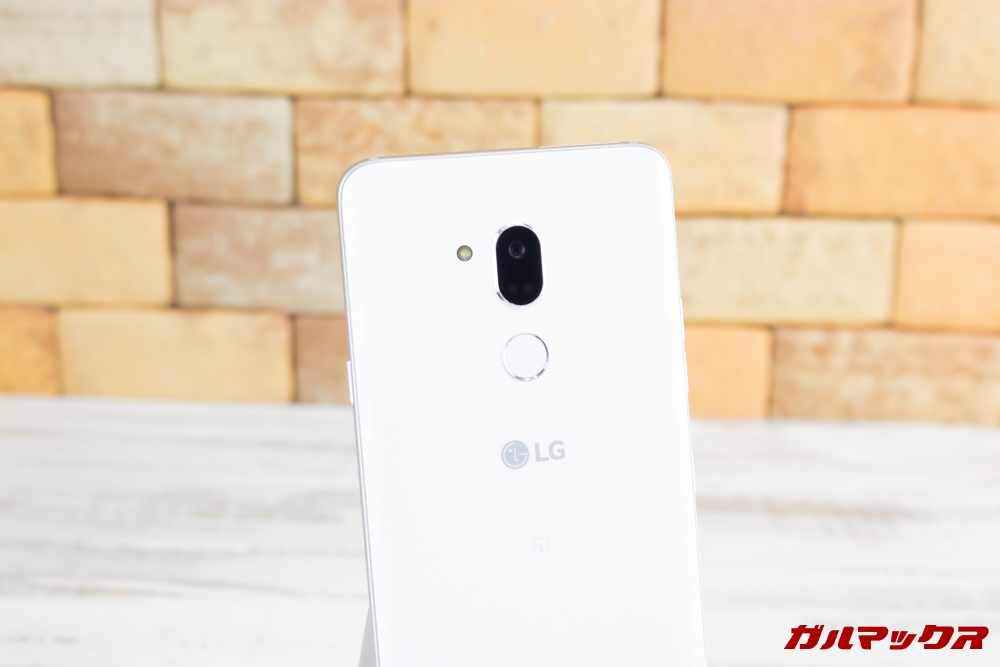 Android One X5の背面にはカメラ、指紋センサー、FeliCaが備わっております。