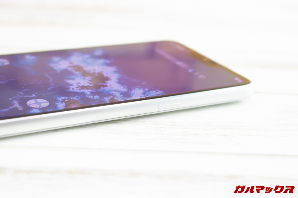 Android One X5の電源ボタンは本体の右側面の備わっています。