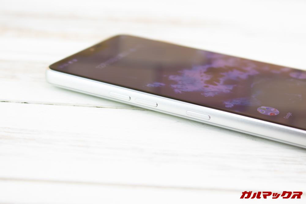 Android One X5のボリュームキーはj本体の左側面。そしてその下にはGoogleアシスタントボタンが備わっています。