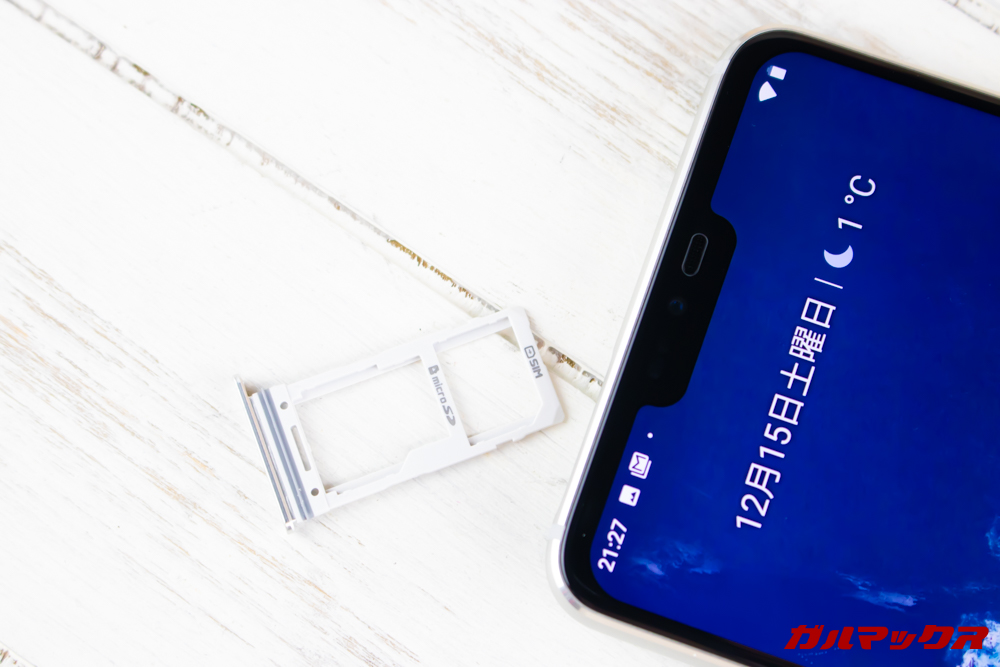 Android One X5のSIMトレイはNanoSIMが1枚とMicroSDが一枚挿入できるタイプでした。