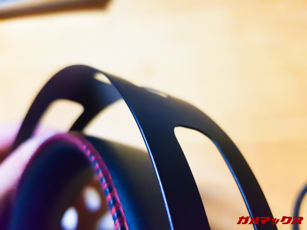 フレームは薄い金属でできています