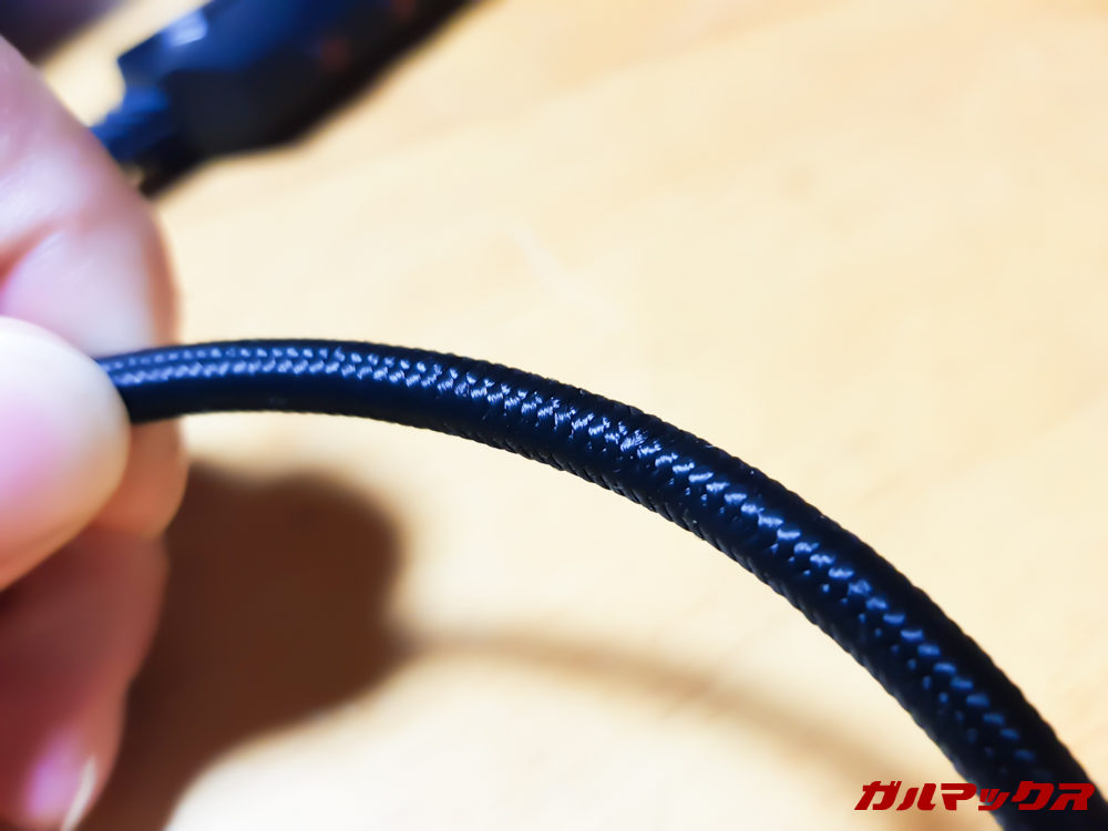 ケーブルは布巻きで耐久性に優れています