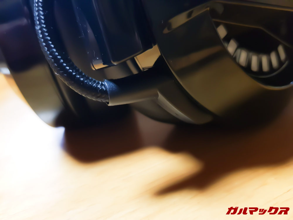 ケーブルは埋め込み式です