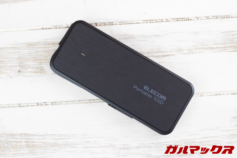 ELECOMの外付けSSD（ESD-EC0240GBK）は天板がヘアライン加工されてます。