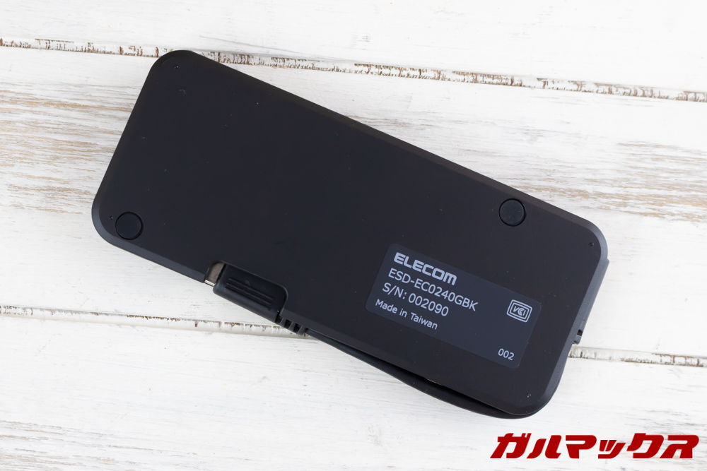 ELECOMの外付けSSD（ESD-EC0240GBK）の底面はゴム足付き。made in Taiwanと書いてました。