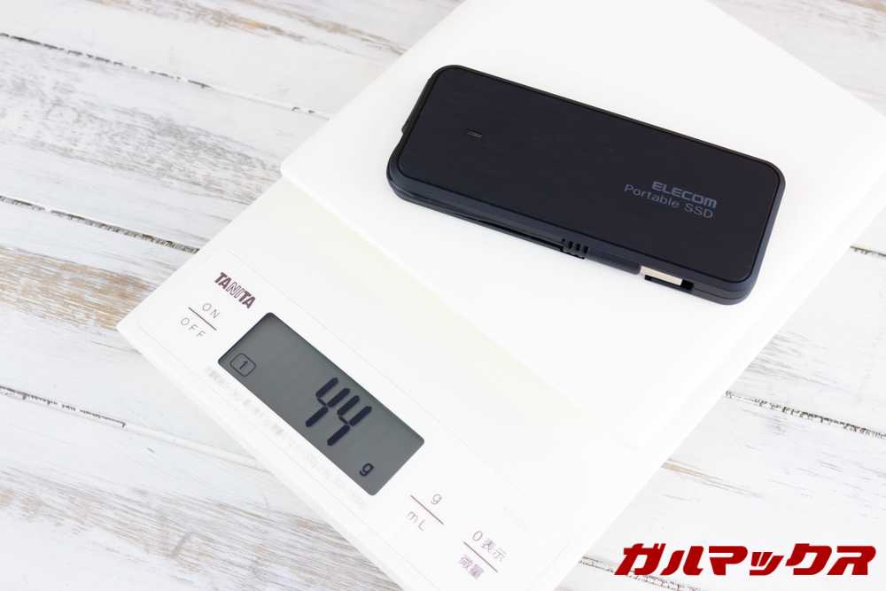 ELECOMの外付けSSD（ESD-EC0240GBK）の重量はたったの44g