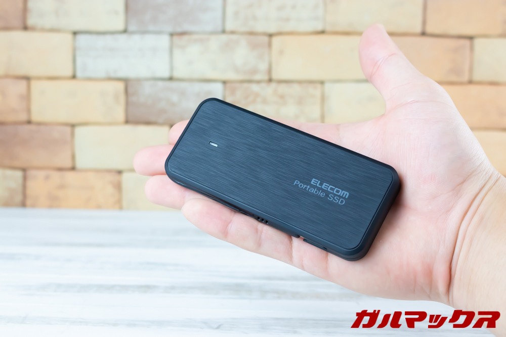 ELECOMの外付けSSD（ESD-EC0240GBK）は手のひらサイズのコンパクトなサイズ感も魅力