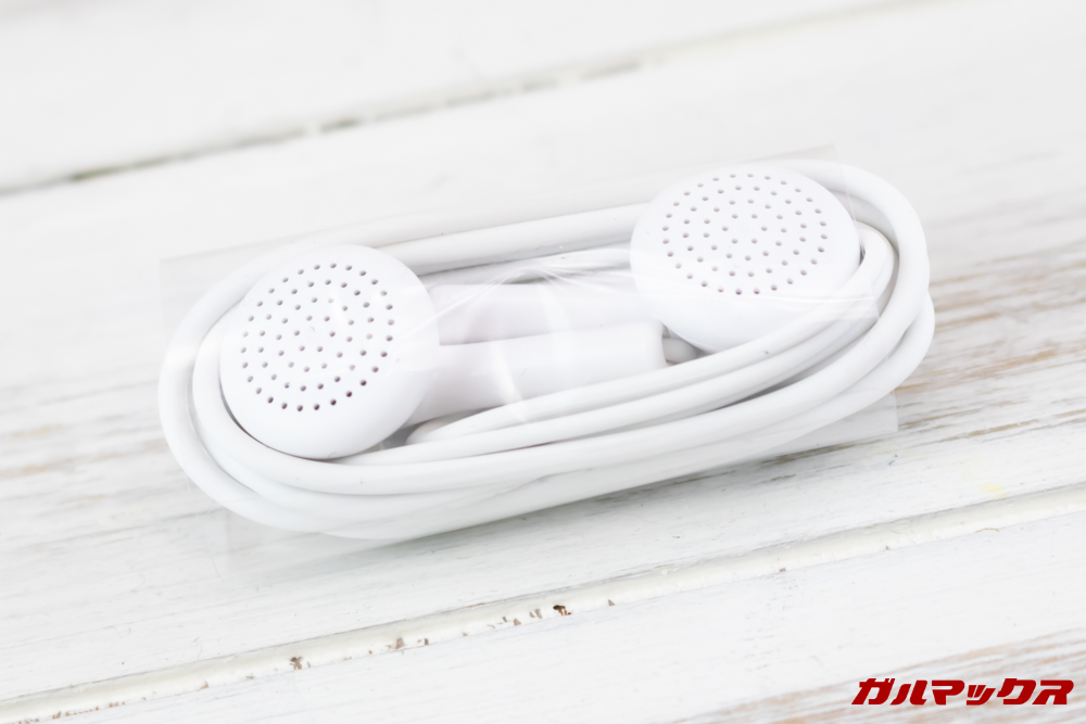 Huawei Mate 20 liteにはイヤホンマイクも付属しています。