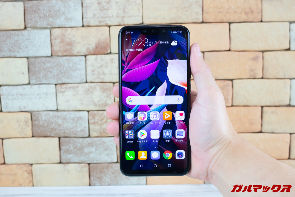 Huawei Mate 20 liteは大型ディスプレイを搭載していますが、縦長ディスプレイなので持ちやすい形状が魅力です。