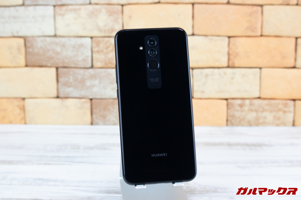 Huawei Mate 20 liteの背面は美しい光沢のあるパネルです。