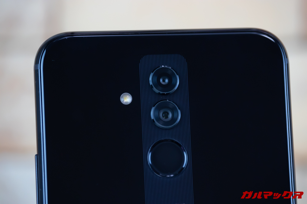 Huawei Mate 20 liteは背面にもデュアルカメラを搭載しています。