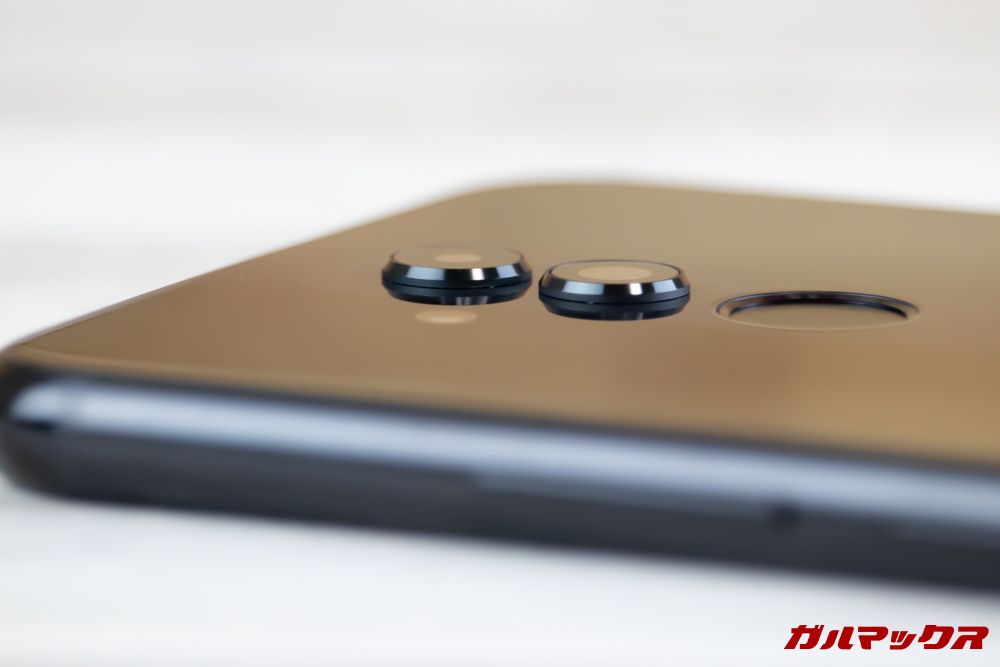 Huawei Mate 20 liteのカメラは出っ張りが少々気になる感じに出っ張っています。