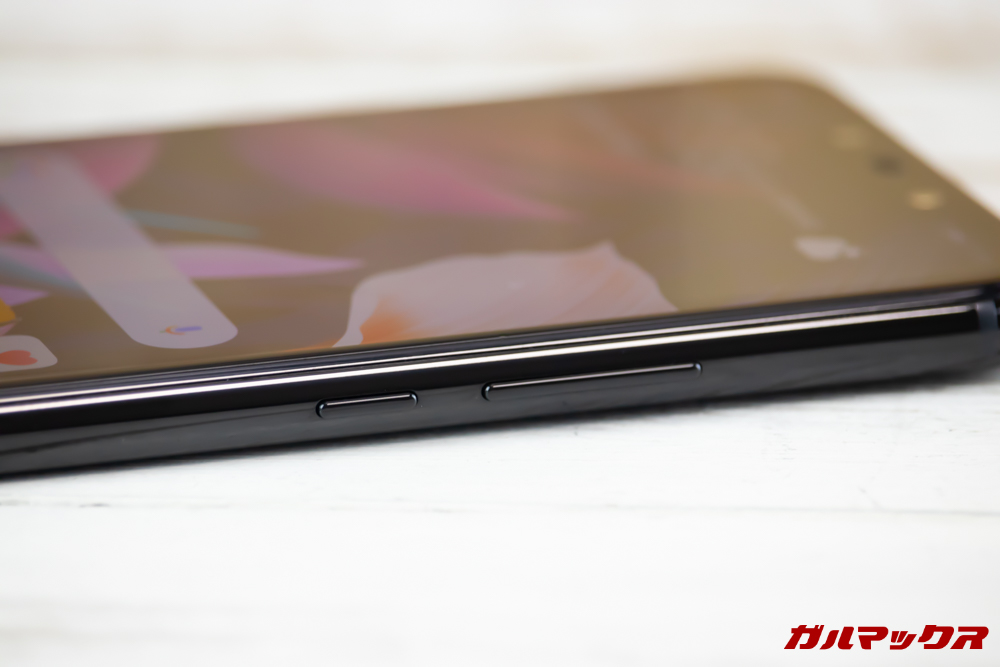 Huawei Mate 20 liteのボタンは本体の右側面に備わっています。