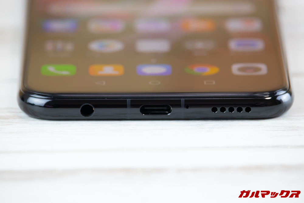 Huawei Mate 20 liteの本体下部にはスピーカーやイヤホンジャック、充電端子が備わっています。