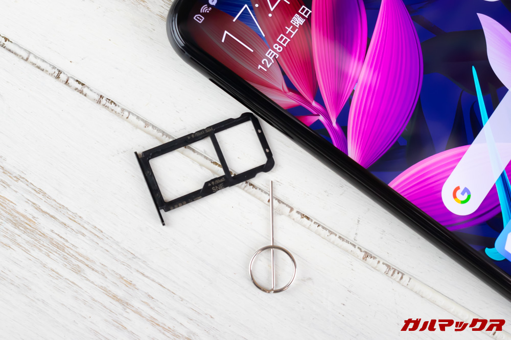 Huawei Mate 20 liteのSIMスロットは排他的利用となっています。