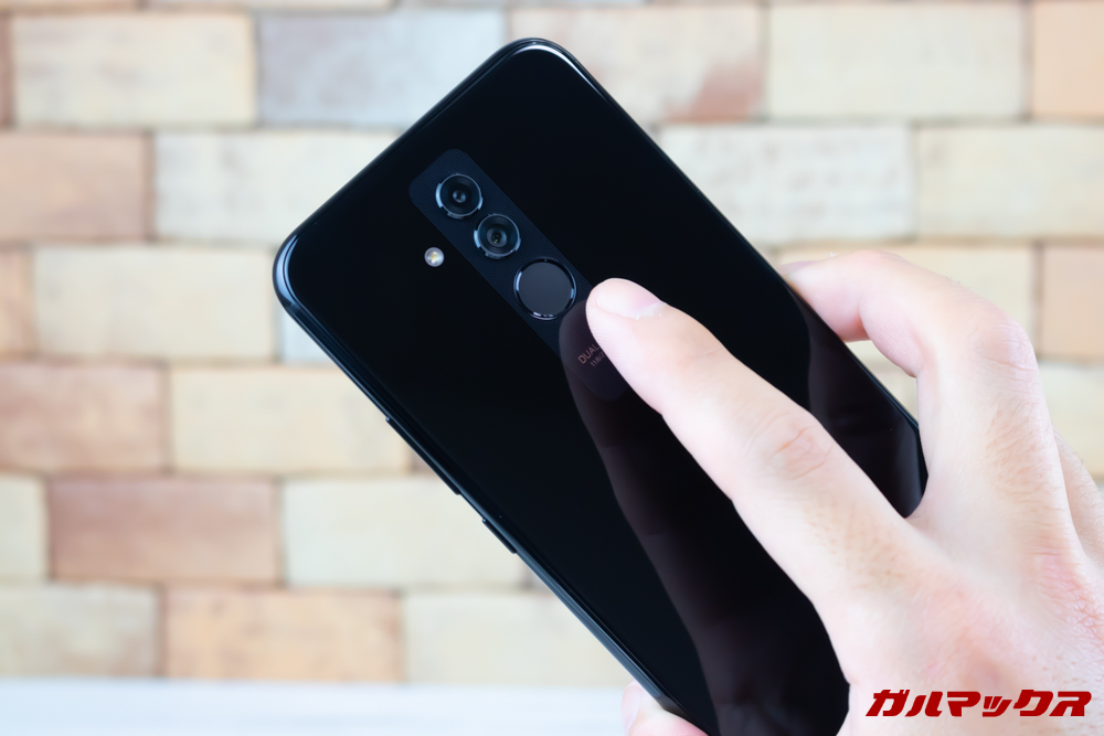Huawei Mate 20 liteの指紋認証ユニットはタッチしやすい位置で操作性も抜群。