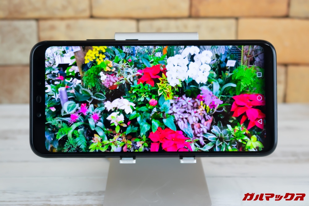 Huawei Mate 20 liteのディスプレイは液晶ながら美しい表示が可能です。