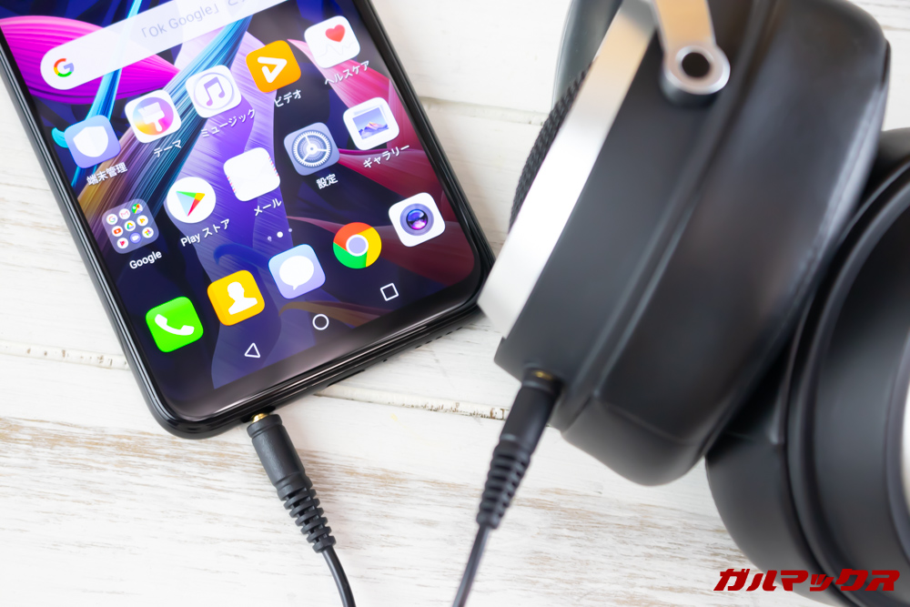 Huawei Mate 20 liteは有線イヤホンやヘッドホンをアタッチメント不要で接続可能です。