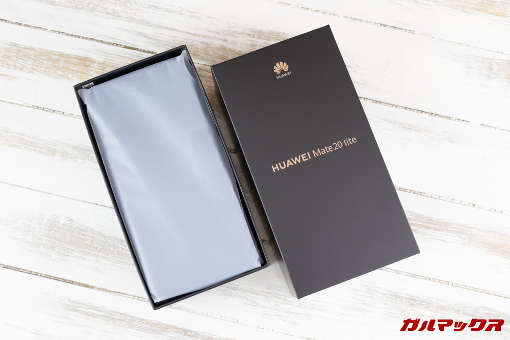Huawei Mate 20 liteの外箱蓋を開けると最上段に本体が入っています。