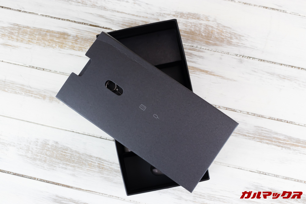 Huawei Mate 20 liteの箱から本体を取り出すと中間に書類系のアクセサリーボックスが入っていました。