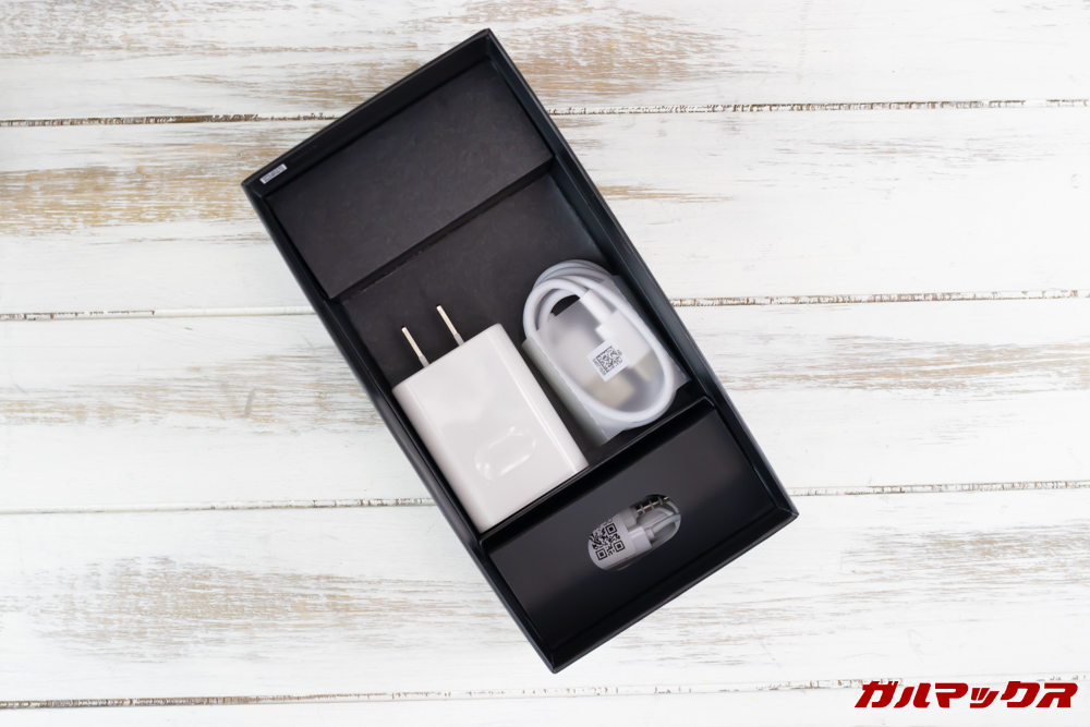 Huawei Mate 20 liteの最下部には充電器などのアクセサリーが入っています。