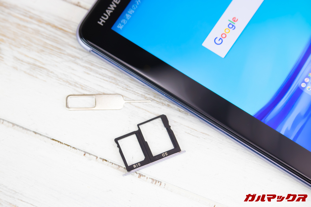 Huawei MediaPad M5 liteのSIMトレイはNanoSIMとMicroSDが一枚ずつ入る形状となっていました。