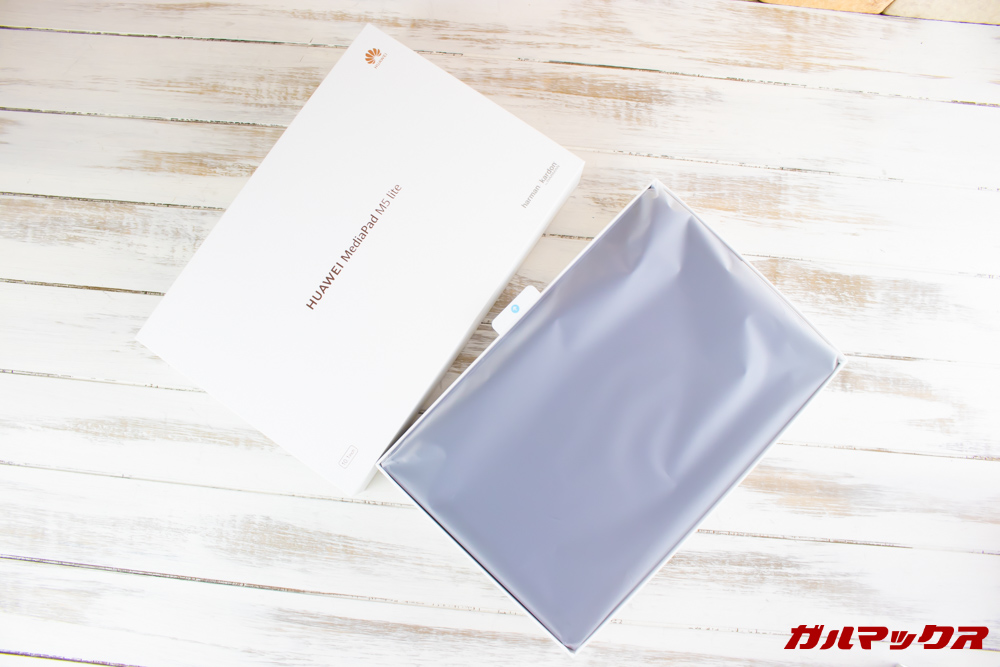 Huawei MediaPad M5 liteの外箱蓋を開けると最上段が端末。