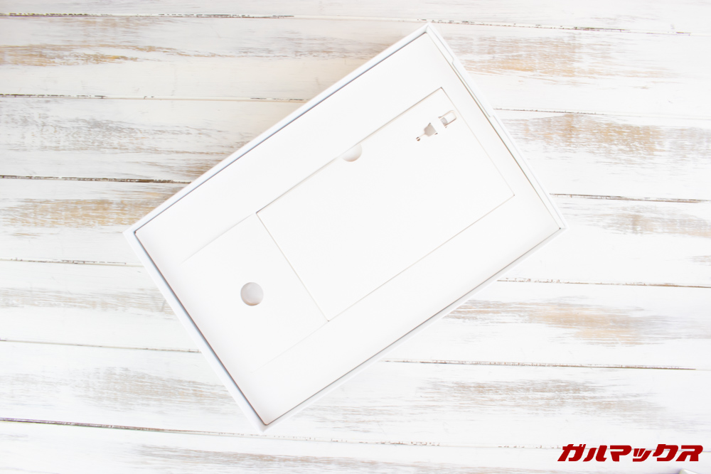 Huawei MediaPad M5 liteの外箱の下部にはアクセサリーボックスが詰まっています。