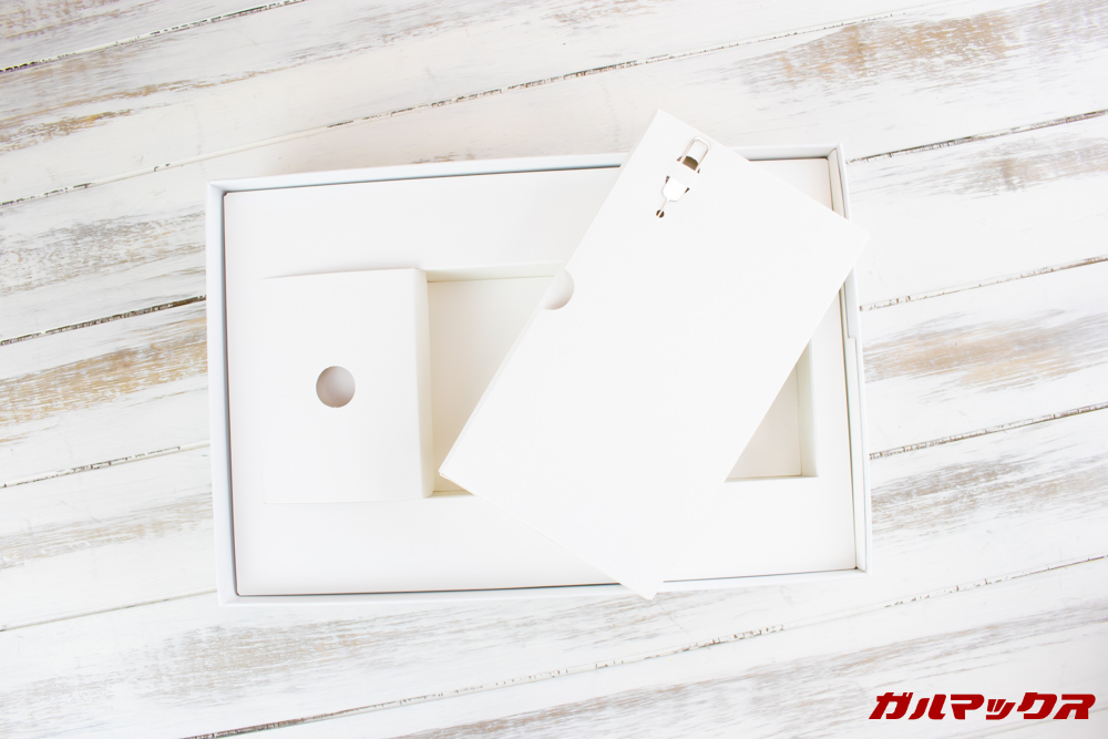 Huawei MediaPad M5 liteの大きい方のアクセサリーボックスには書類系が入ってます。