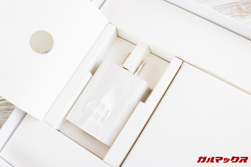 Huawei MediaPad M5 liteで小さい方のアクセサリーボックスには充電器が入っていました。