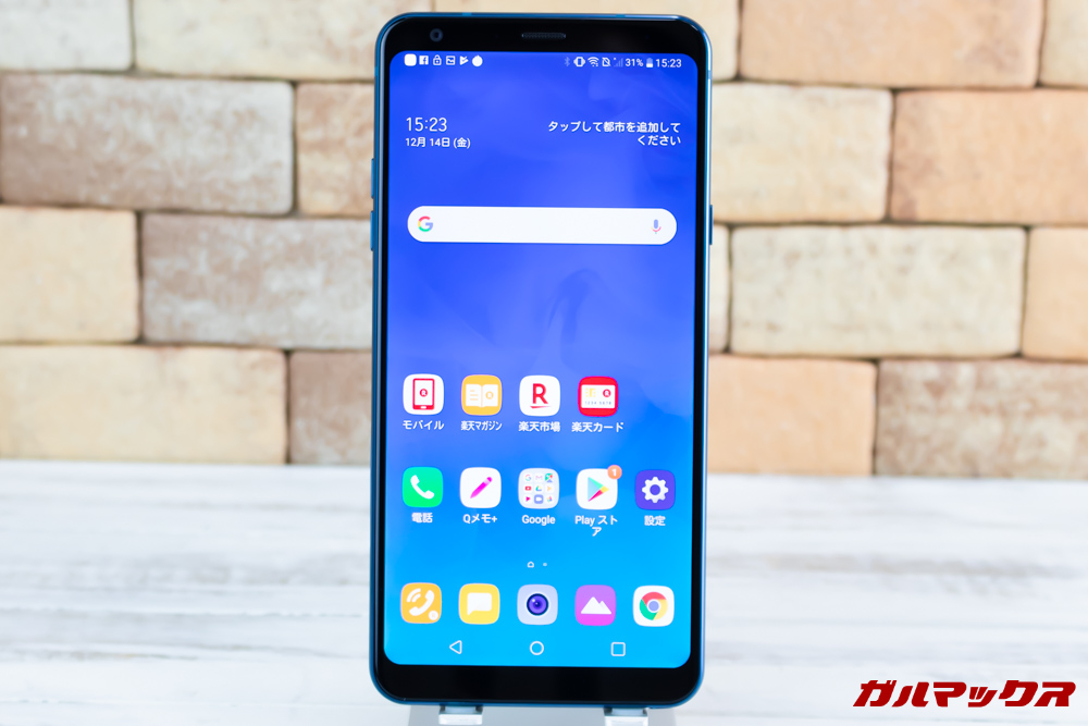 LG Q Stylusのディスプレイはノッチのない形状となっています。