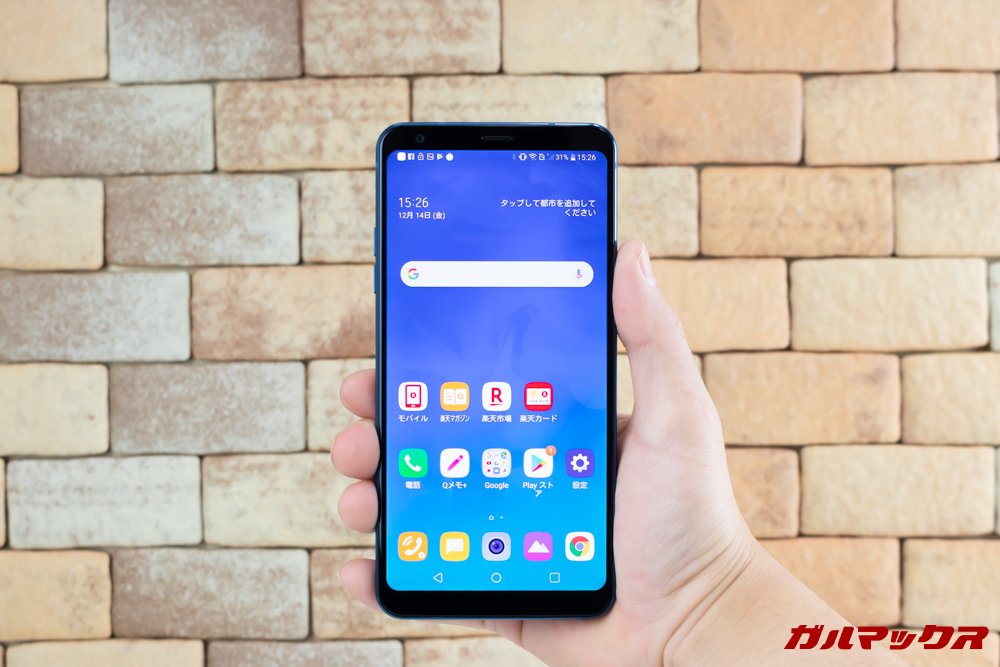 LG Q Stylusの筐体はやや大きめでiPhone 8 Plusと同等の握り心地。