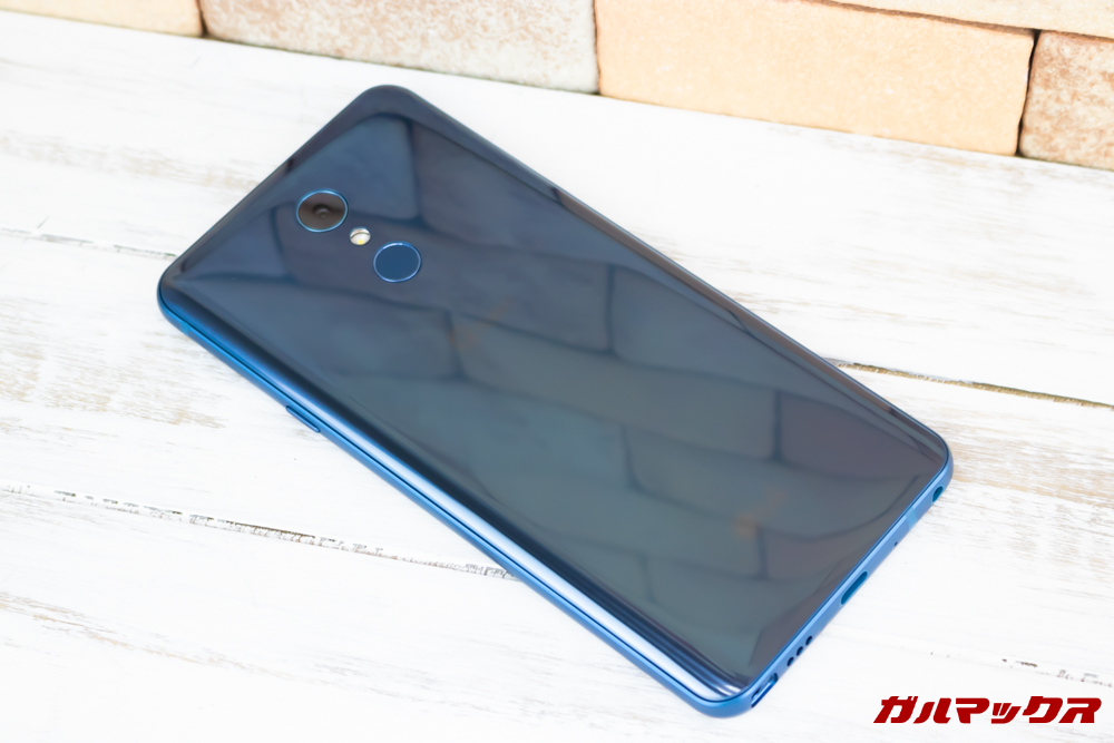 LG Q Stylusの背面は美しい光沢仕上げとなっています。