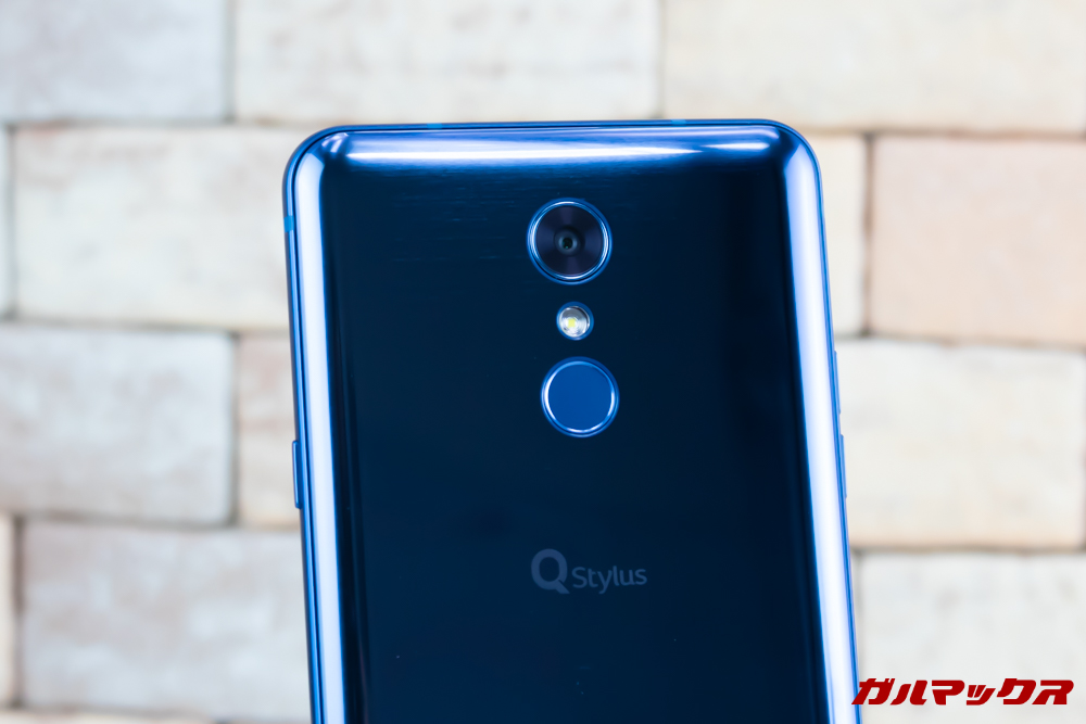 LG Q Stylusの背面にはカメラと指紋認証が搭載されています。