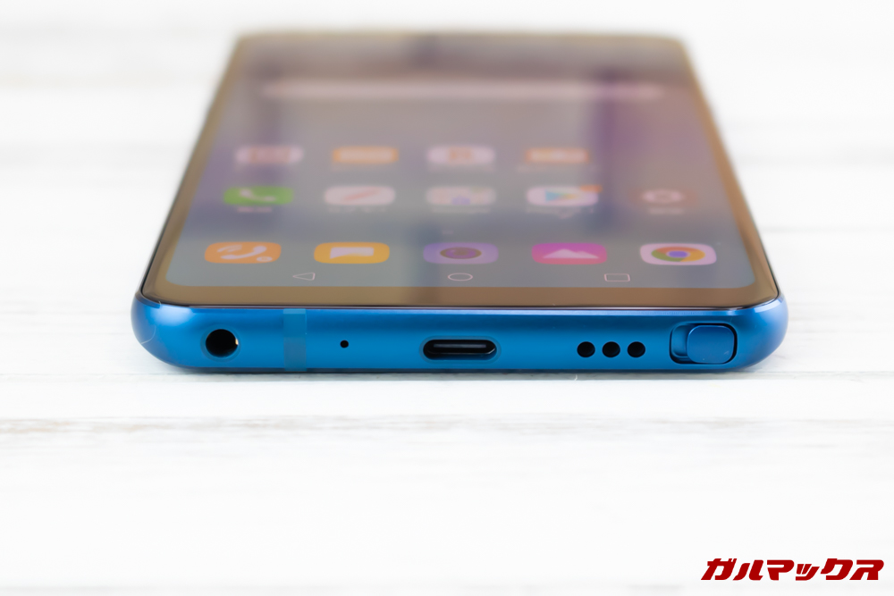 LG Q Stylusの本体下部には各種端子とスタイラスペンの格納スペースがあります。