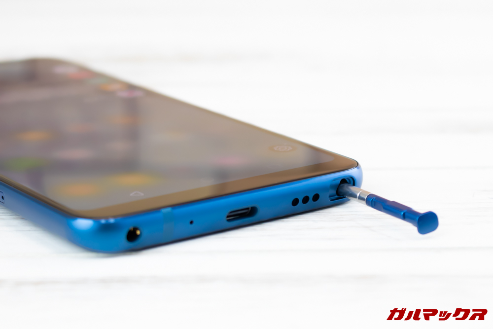 LG Q Stylusのスタイラスペンは爪で引っ掛けて取り出すタイプ。